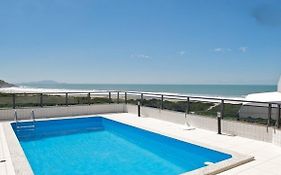 Lindo apartamento de cobertura de frente para o mar com piscina privativa!
